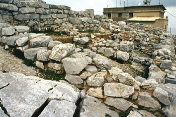 Juktas peak sanctuary: Rooms seen from the south