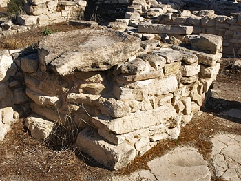 Installation for pressing olives or grapes