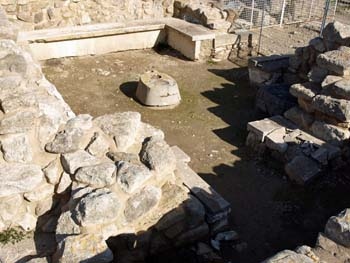 Phaistos: second room with benches