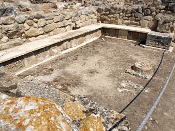 Phaistos: room with benches on west side of central court